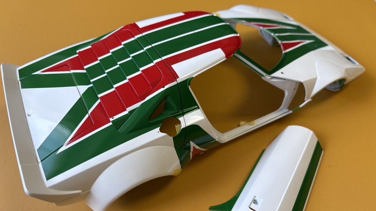 Ke7L5's tweet photo. 塗り分けしました
吹き漏れを修正してスポンサーデカール貼ります
#ITALERI
#Rancia stratosHF https://t.co/X1lcacbyq7