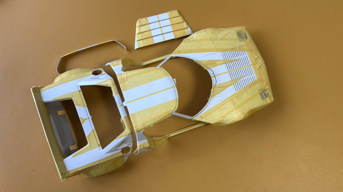 Ke7L5's tweet photo. 塗り分けしました
吹き漏れを修正してスポンサーデカール貼ります
#ITALERI
#Rancia stratosHF https://t.co/X1lcacbyq7