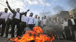 MatpatraNews's tweet photo. Members of the Bar Associations in Jammu staged a protest condemning the horrific terror attack in Pahalgam that claimed 26 lives. A united stand for justice and peace in the face of tragedy. #PahalgamAttack #JammuProtest #StandAgainstTerrorism https://t.co/9U2jKlNgeu