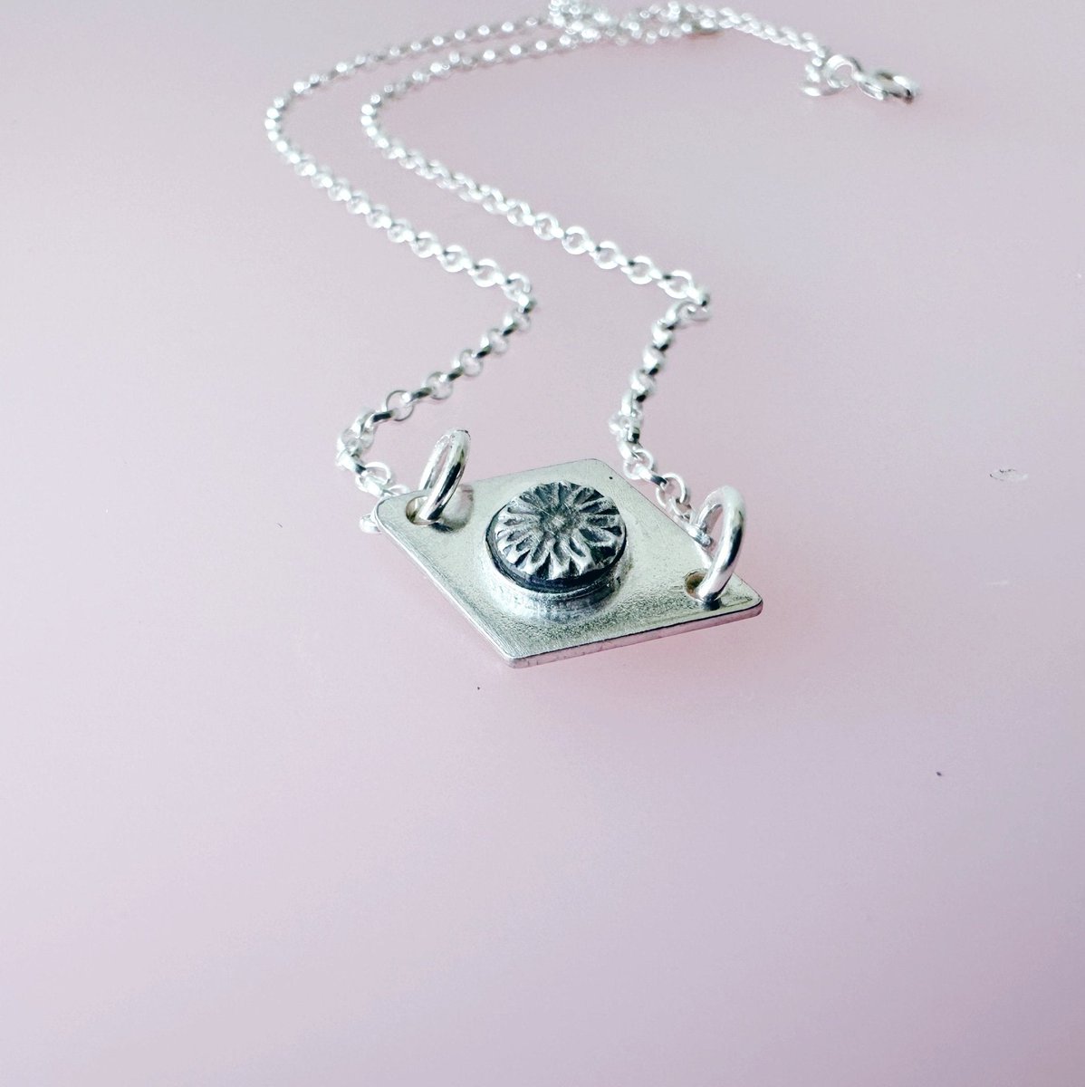 MaisyPlum2's tweet photo. Recycled Silver Daisy Pendant Necklace https://t.co/i6AAds6tez ##UKCraftersHour #giftideas #UKHashtags #Firsttmaster #inbizhour ##UKGiftHour #bizbubble #HandmadeHour #shopsmall #MHHSBD #SilverStuds https://t.co/RdYYSSJGJw