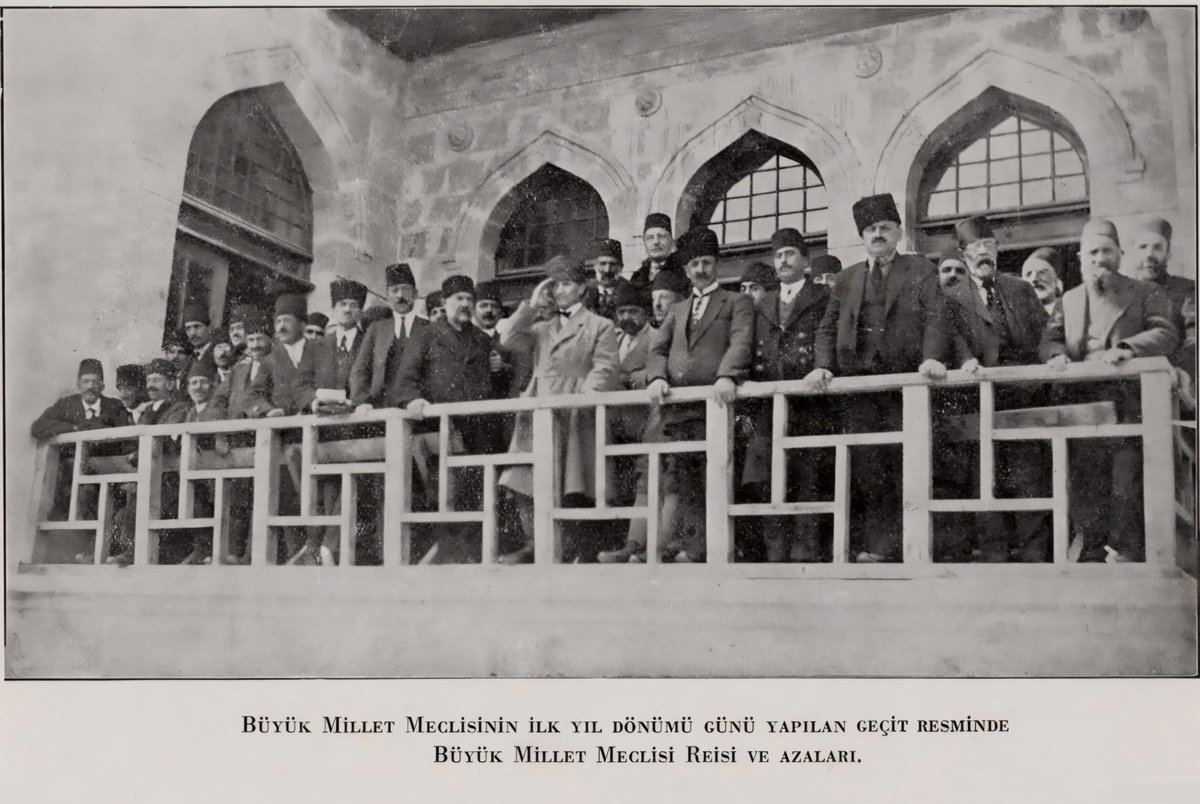 “Muhterem arkadaşlarım; bütün bir millet, ölümle göz göze baktığımız Mütareke günlerinden başlayarak bugüne kadar katettiğimiz mesafeleri, atlattığımız sayısız müşkülatı bir defa daha beraber tahattur edelim [hatırlayalım]. Ne vakit başladığı bilinmeyen zamanlardan beri şeref-i
