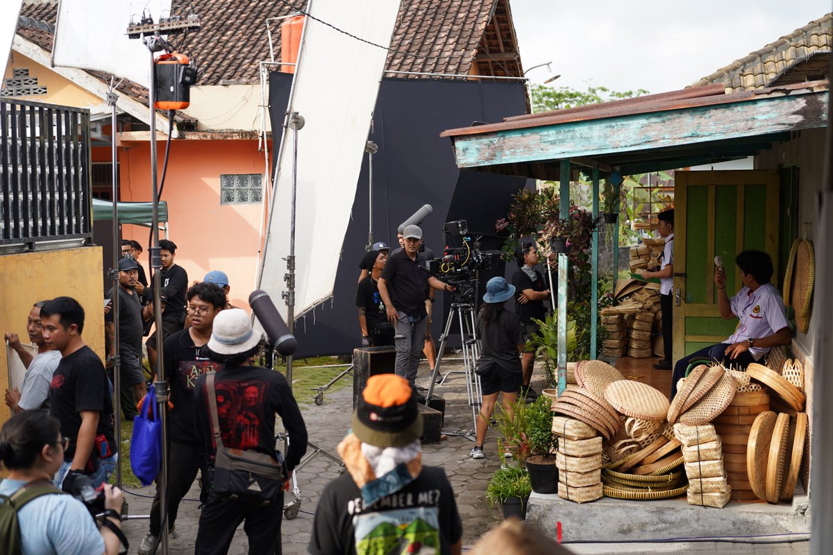 Pertama kali shooting "SAH KATANYA", langsung ngambil scene ending! 
.
'Treatement' yang selama ini cuman kudenger di cerita kawan-kawan perfilm-an, akhirnya kejadian.
.
"SAH KATANYA", film komedi? Yes. Treatement shooting-nya serius? Banget!  Untuk karakter ADI.
.
#SahKatanya