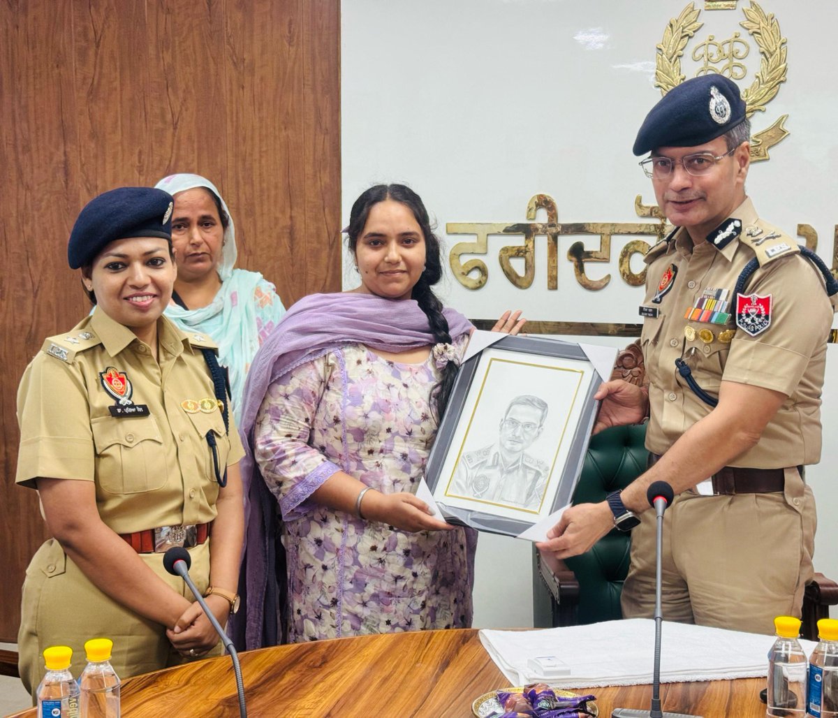 DGP Punjab Police (@dgppunjabpolice) on Twitter photo Glad to meet Harmanjot Kaur from village Doad, #Faridkot, a dedicated B. Fine Arts student, who surprised me with a beautifully hand-drawn sketch.
Last year, in December 2024, she lost her mobile phone, which was successfully traced and returned to her by the <a href="/FaridkotPolice/">Faridkot Police</a>
As Glad to meet Harmanjot Kaur from village Doad, #Faridkot, a dedicated B. Fine Arts student, who surprised me with a beautifully hand-drawn sketch.
Last year, in December 2024, she lost her mobile phone, which was successfully traced and returned to her by the <a href="/FaridkotPolice/">Faridkot Police</a>
As