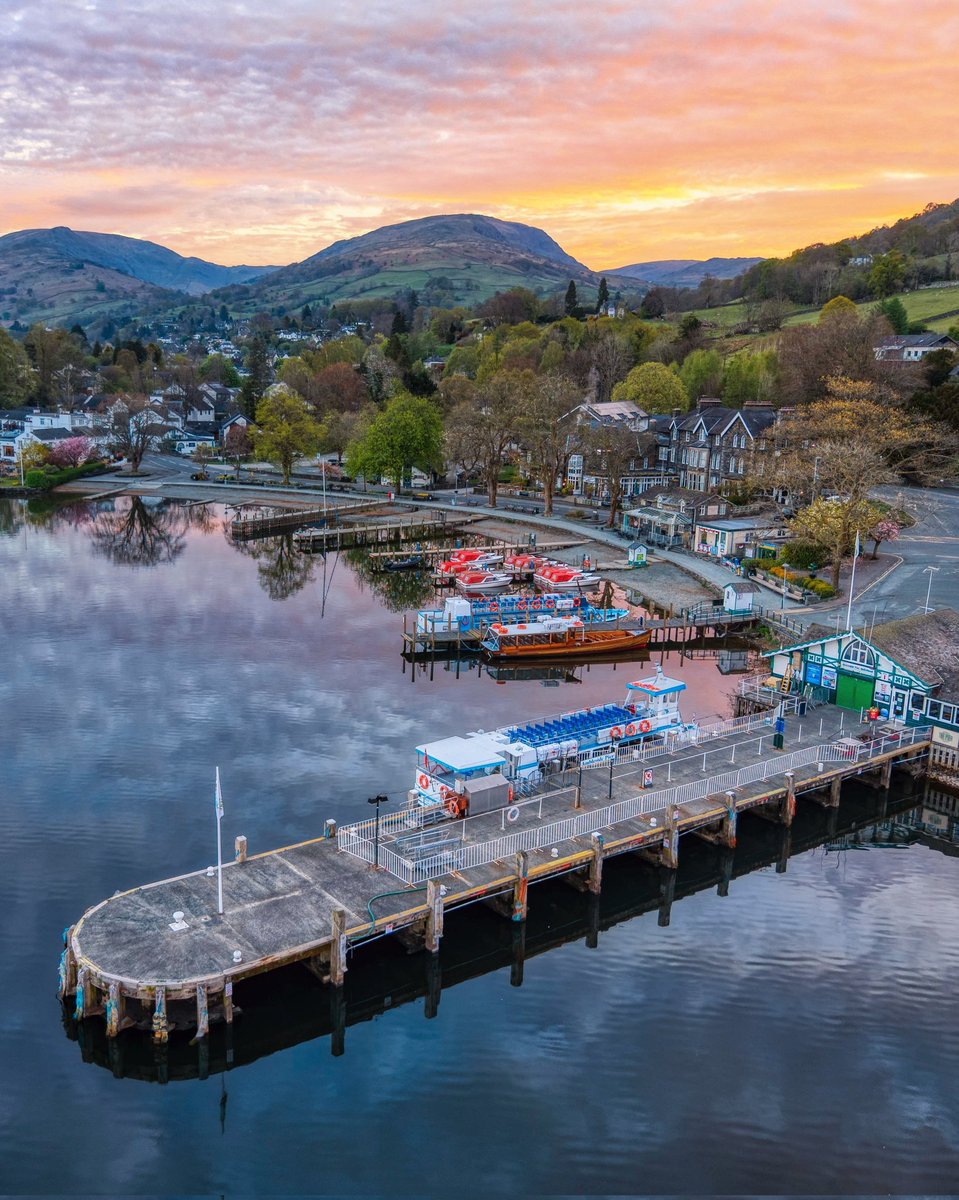 Morning everyone I hope you are well. The calm before the crowds descend. Sunrise breaking over Waterhead Pier at Ambleside, with the Fairfield Horseshoe as the backdrop. Have a great day.

#LakeDistrict