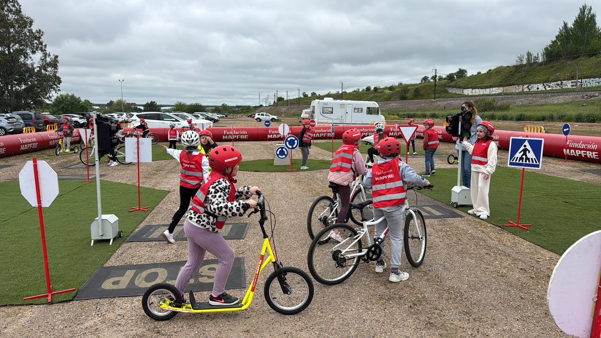CooperativaSta's tweet photo. El 22 de abril 2º,3º y4º de premiaría hemos participado en la actividad  "Caravana PLANETA ODS", una actividad gratuita promovida por FUNDACIÓN MAPFRE en colaboración con el Ayuntamiento de Mérida. https://t.co/dpDdONlyff