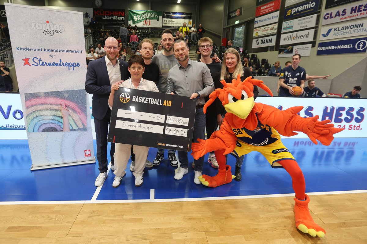 🔥 Swish, Swish – Spende!

Beim Dreier-Contest von Phoenix Hagen gingen 100 € pro Treffer an die Sternentreppe.

➡️ 42 Treffer = 4.200 €
🧡 Wir runden auf: 5.000 € für Familien in Not.

Alle Infos: tinyurl.com/yr5pca5s

Foto: Jörg Laube

Danke an alle Partner &amp; Schützen!