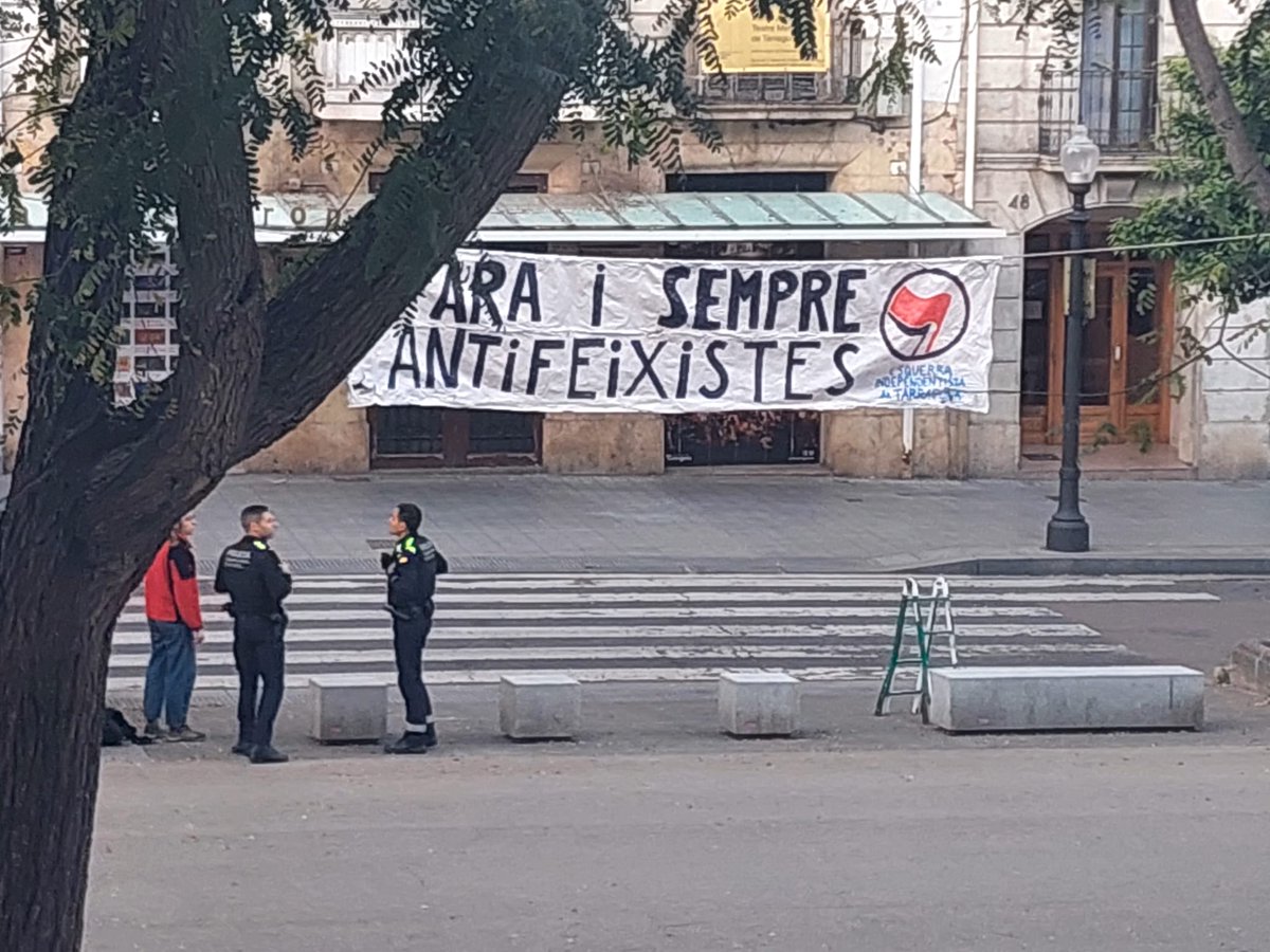 Assetjament contra Aliança Catalana.

No hi ha res més perillós per a la democràcia que aquells que desconeixen el significat dels mots...

Per Sant Jordi, més llibres i menys esprais.

#SalvemCatalunya