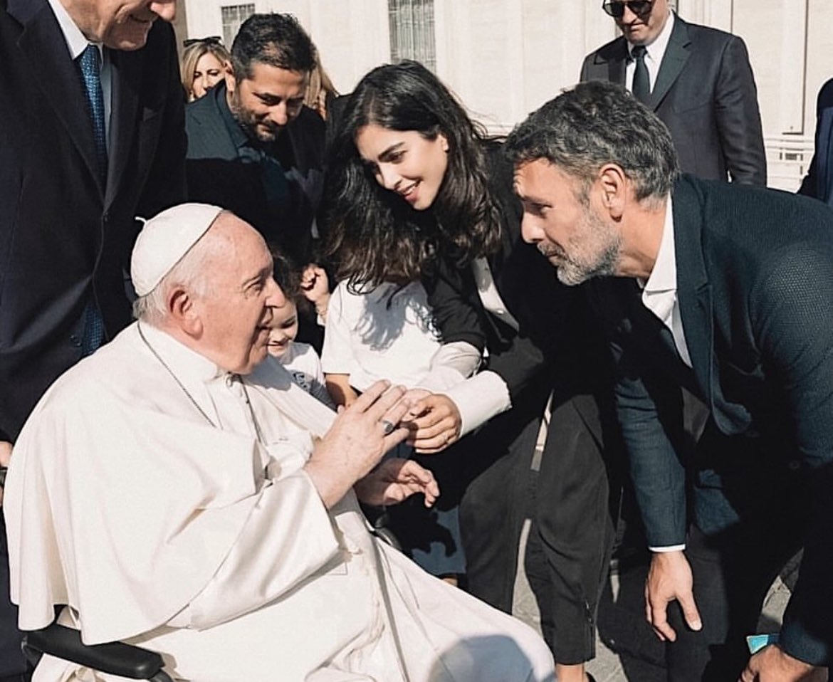 Caro Papa Francesco, due anni fa ti ho stretto la mano e in quel gesto si è sciolto il tempo, il dolore, l’attesa.
È stato un momento che ha cambiato la mia vita, che ha dato un nuovo senso a tante domande.
Grazie di essere stato il Papa del popolo, dei giovani. 
Riposa in pace.