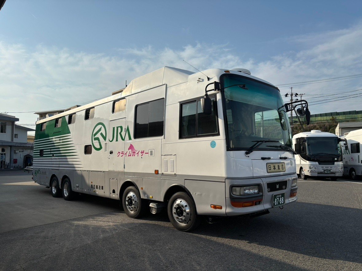 NBahitsu's tweet image. 当社馬運車「クライムカイザー」陛下が一身上の都合により、23日付で退位されました(当社駐車場を後にしました)。
長年お疲れさまでした。新たな就職先でのご活躍を祈ります👋。
#馬運車 #競馬 #日本馬匹 #JRA