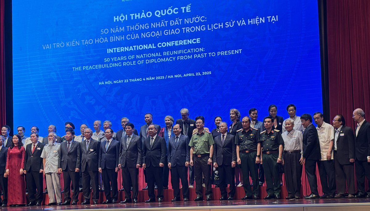 UruguayVN's tweet image. El Presidente @cuongluongvie fue hoy el orador principal en la Conferencia internacional organizada por @MOFAVietNam sobre el Rol de la Diplomacia en la Construcción de la Paz a 50 años de la Unificación de #Vietnam @CancilleriaUy