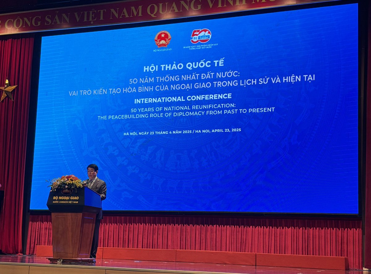UruguayVN's tweet image. El Presidente @cuongluongvie fue hoy el orador principal en la Conferencia internacional organizada por @MOFAVietNam sobre el Rol de la Diplomacia en la Construcción de la Paz a 50 años de la Unificación de #Vietnam @CancilleriaUy