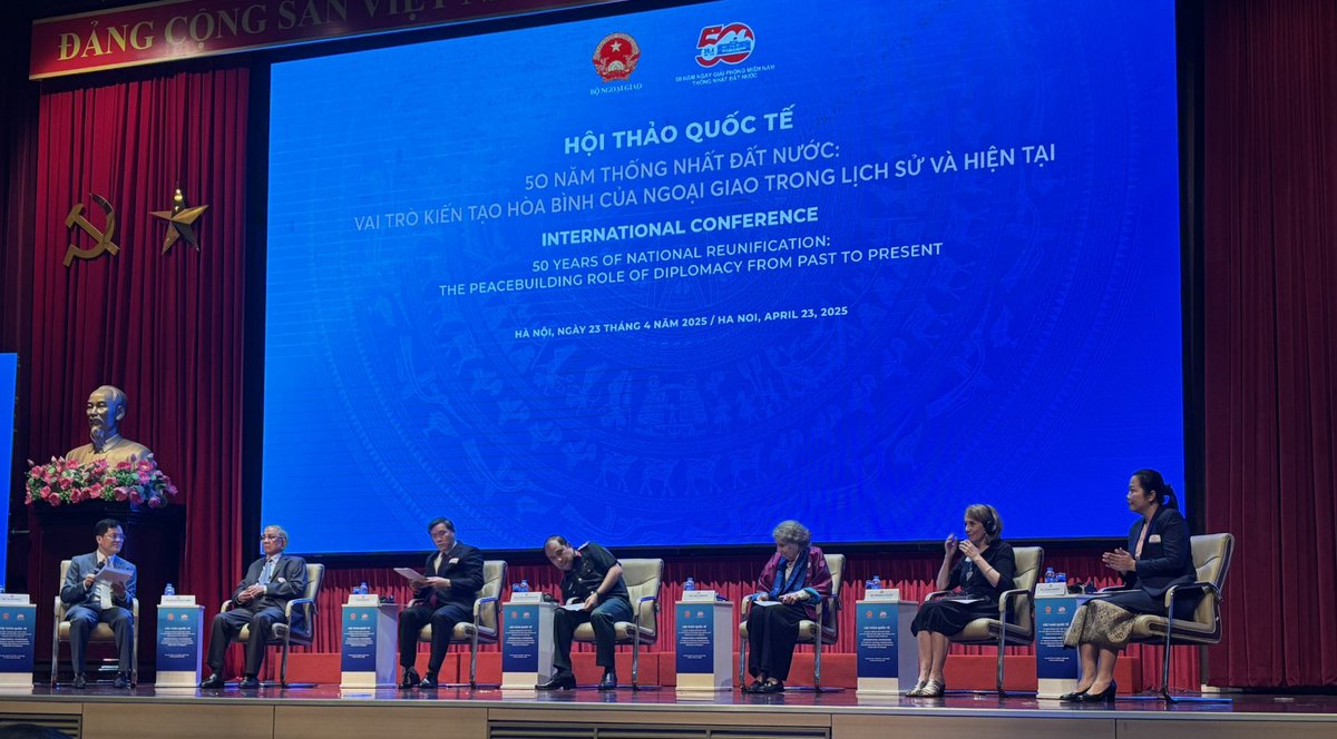 UruguayVN's tweet image. El Presidente @cuongluongvie fue hoy el orador principal en la Conferencia internacional organizada por @MOFAVietNam sobre el Rol de la Diplomacia en la Construcción de la Paz a 50 años de la Unificación de #Vietnam @CancilleriaUy