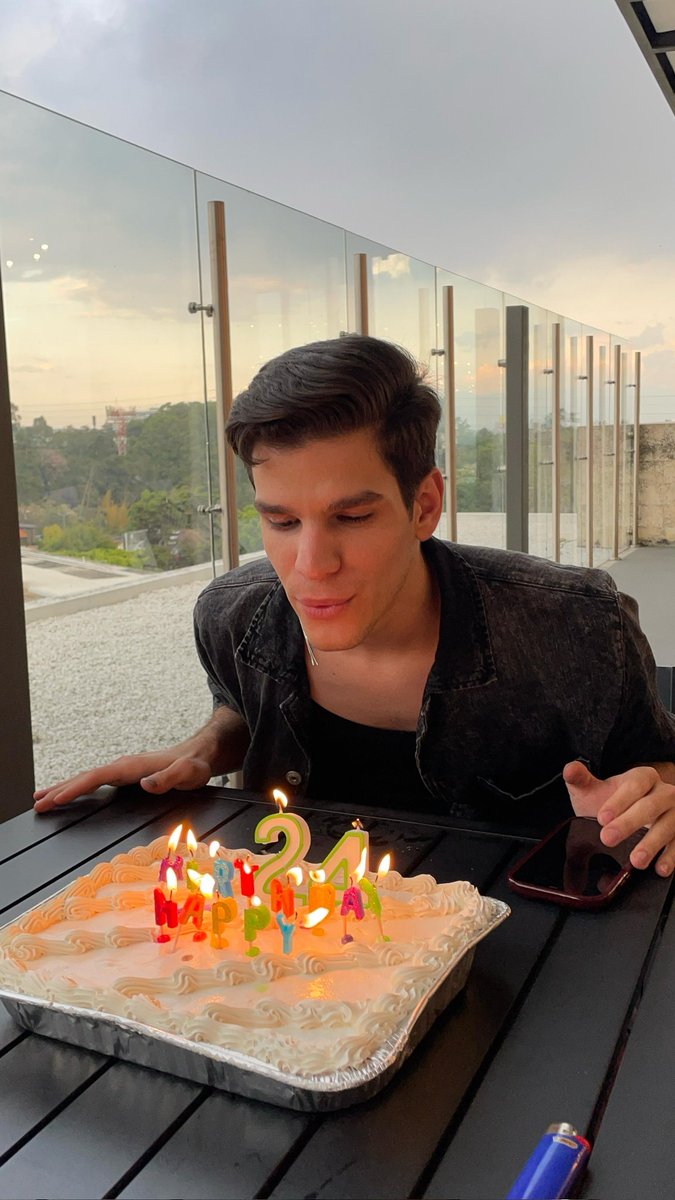 Feliz cumpleaños a mi persona favorita, aquella que me trae felicidad siempre que lo necesito. Gracias por existir, por tu voz, tu arte y tu magia; creo que no llegas a imaginar cuánto bien le haces a este mundo. Amo admirarte y acompañarte
 
FELICES 24 NELSON