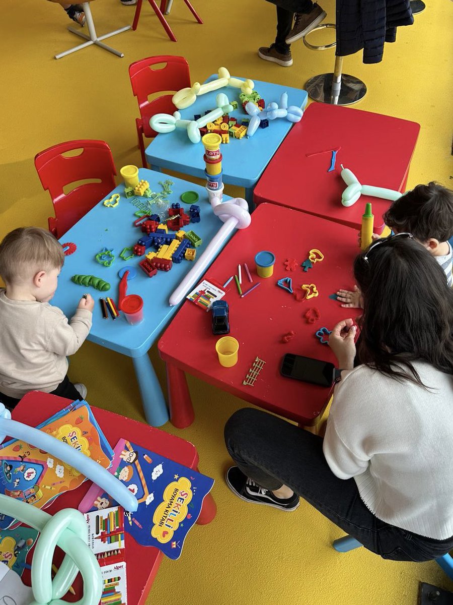 🎈 adessiniler ofiste buluştu! Minik misafirlerimiz yüz boyama, oyun atölyeleri ve sihirbaz gösterileriyle günün tadını çıkarırken, ebeveyn adessiler de çocuklarıyla birlikte keyifli anılar biriktirdi.
 
23 Nisan Ulusal Egemenlik ve Çocuk Bayramımız kutlu olsun!