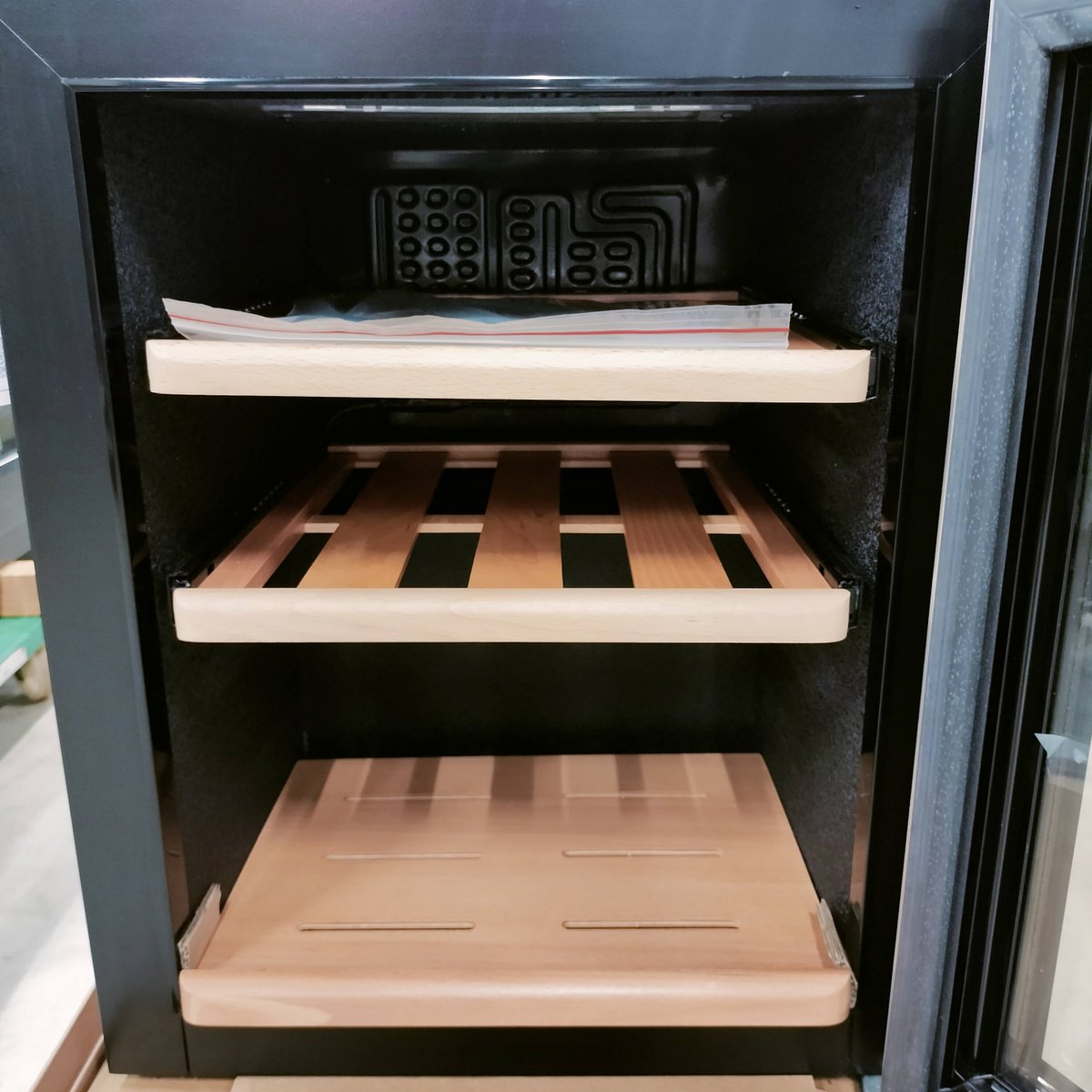 gekiyasu2000's tweet photo. ご家庭用にも！
ワインセラー🍷🍇
🔴55,000円（税込）
https://t.co/4mvDOagP67

🟡メーカー：株式会社グローバル
🟡型式：SW-12
🟡製造年：2019
🟡電源：単相100V 50/60Hz
🟡外寸：395x520x510
🟡未使用品

#厨房 #業務用 #企業公式つぶやき部 #松阪市 #三重県 #企業公式相互フォロー祭り https://t.co/YmPe2MpJc6