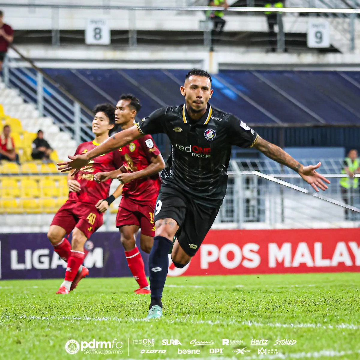 Penyerang import berpengalaman, Bruno Suzuki hampir pasti bawa haluan ke utara tanah air dengan menyertai Penang FC musim 2025/26 🔵⚪🟡

Bruno telah beraksi sebanyak 23 perlawanan, mencetak 6 gol serta 4 bantuan gol buat PDRM dalam kempen Liga Super musim lalu.

<a href="/ASTROARENA/">Astro Arena 🇲🇾</a>