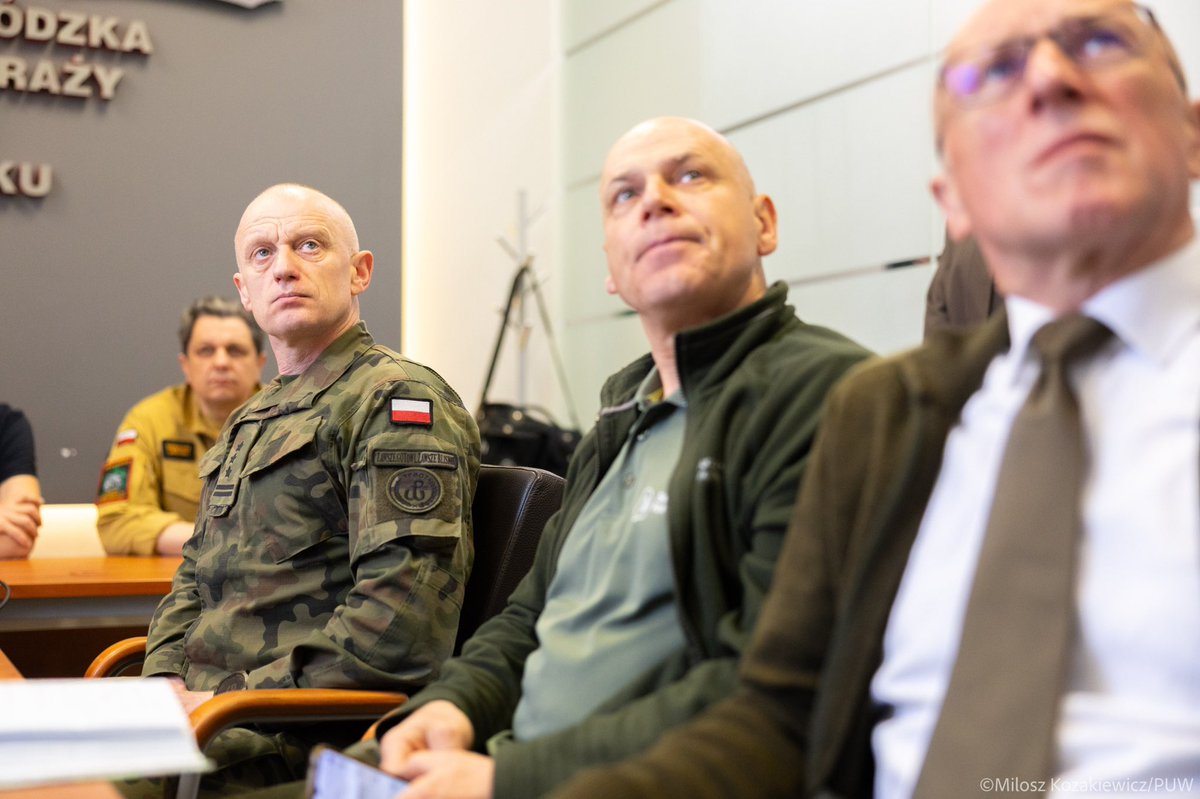 Zakończyła się poranna odprawa Zespołu Zarządzania Kryzysowego. Na chwilę obecną brak ognisk pożaru, ale nadal występują zarzewia ognia pod powierzchnią. Wszystkie służby pracują, kontynuowane są zrzuty wody, magistrala wodna sprawnie działa. Minister <a href="/TomaszSiemoniak/">Tomasz Siemoniak</a>