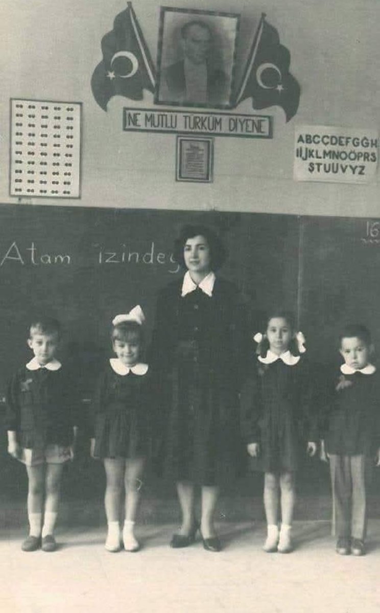 Ne mutlu Türk’üm diyene yazısının altında,
‘Atam izindeyiz’ diyen bir nesil…
Ve o izden hiç sapmayan çocuklariz biz 🇹🇷