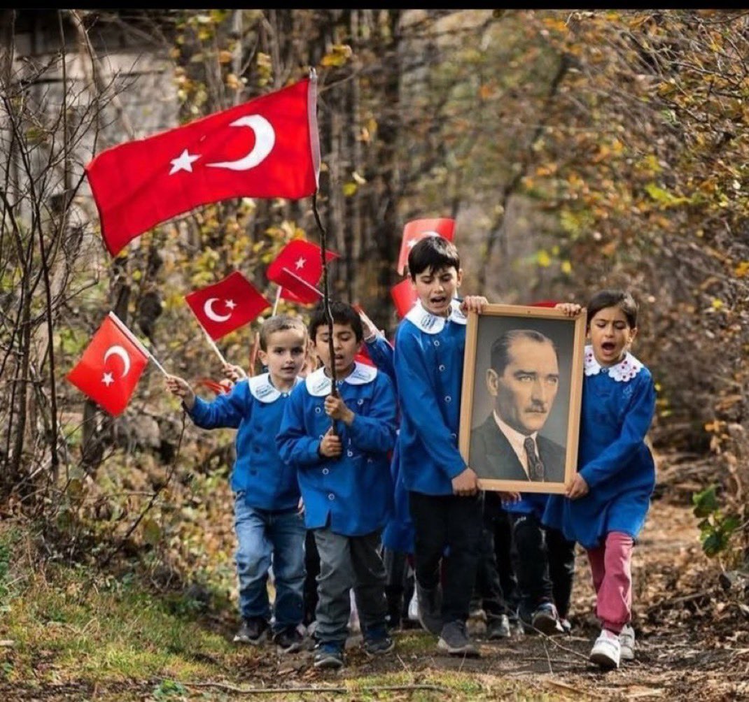 Küçük hanımlar, küçük beyler!
Sizler hepiniz geleceğin bir gülü, yıldızı ve ikbal ışığısınız. 
Memleketi asıl ışığa boğacak olan sizsiniz.

23 Nisan Ulusal Egemenlik ve Çocuk Bayramımız Kutlu Olsun! 🇹🇷

 #23Nisan
#23NisanUlusalEgemenlikveÇocukBayramı
