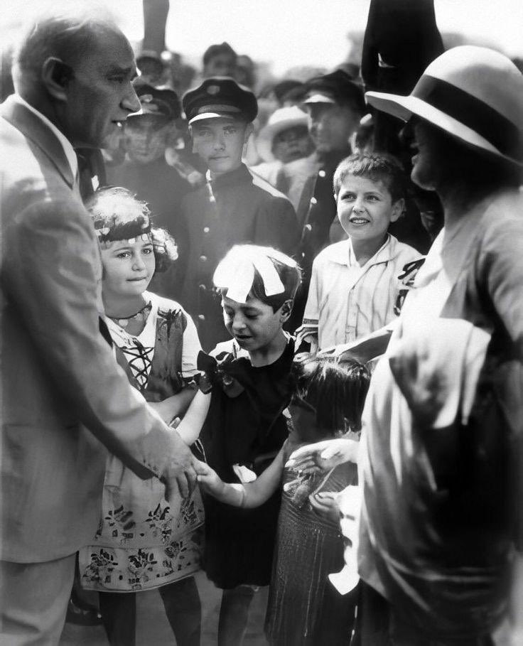 İlkokul zamanlarımın büyük heyecanı hep 23 Nisan kutlamalarıydı. Okulumun bando ekibinde, bazen de gösteri ekibinde mutlulukla bu özel günü bekler ve hazırlanırdım. Küçük kardeşlerimin bugün aynı heyecanı hissettiklerine, yerlerinde duramadıklarına eminim! Yaşasın 23 Nisan! En