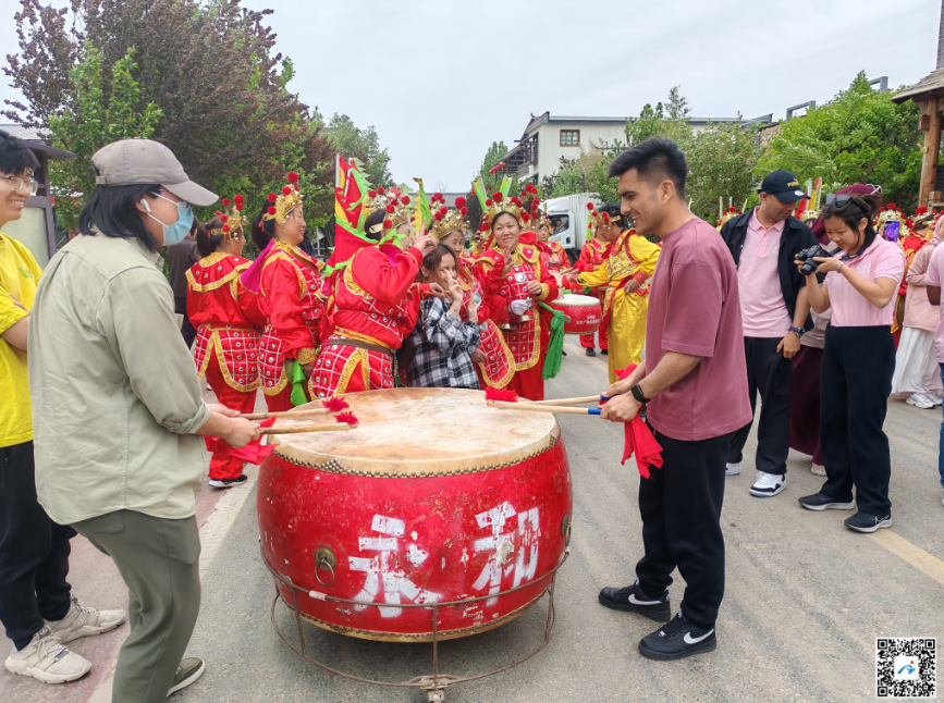 DiscoverAnyang's tweet image. International Students from #WuhanUniversity and Two Other Universities Visit Xipei Town in Anyang

The students first experienced the local Yonghe War Drums. Next, they immersed themselves in calligraphy, painting, paper-cutting.
#TraditionalArts
#StudentExplorers
#ChinaHeritage