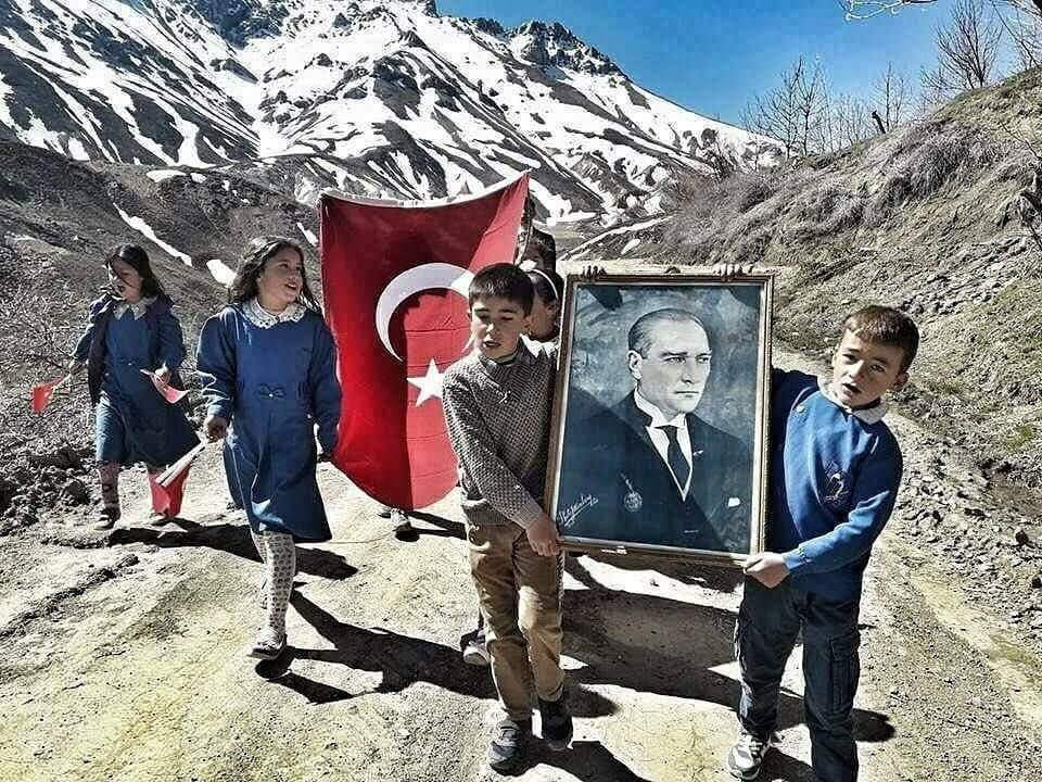 Mustafa Kemal Atatürk gibi bir lider geleceği küçük kalplere emanet eder.

23 Nisan Ulusal Egemenlik ve Çocuk Bayramı kutlu olsun. #23NisanKutluOlsun