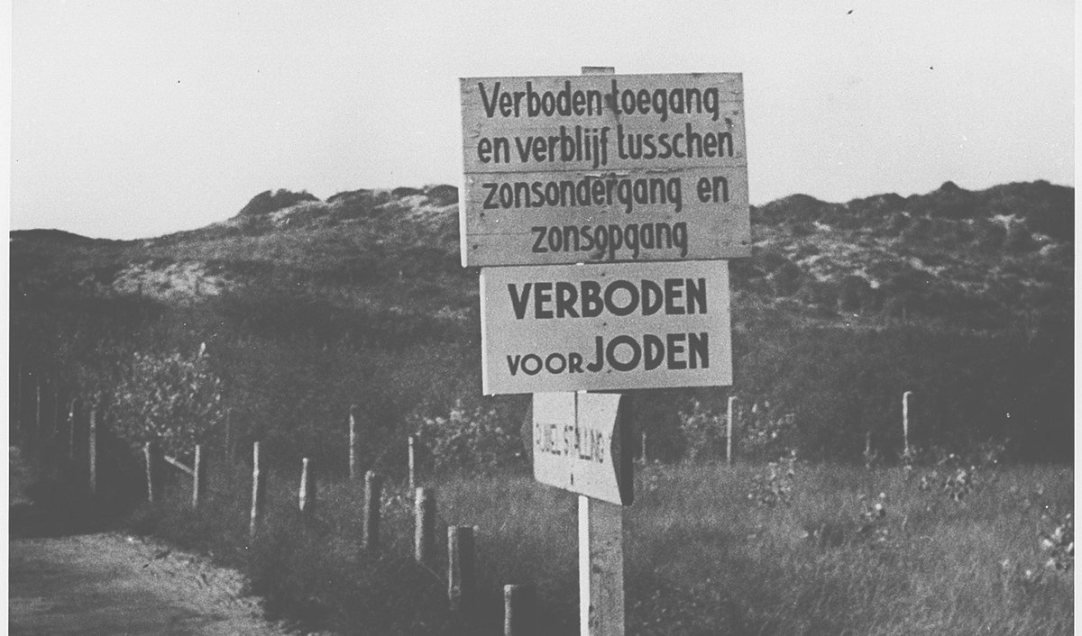 Op 23 april 1943 bepaalde de Duitse bezetter dat er geen Joden meer in Den Haag mochten wonen. Het overgrote deel van de 17.000 Haagse Joden is gedeporteerd naar concentratiekampen en daar vermoord.