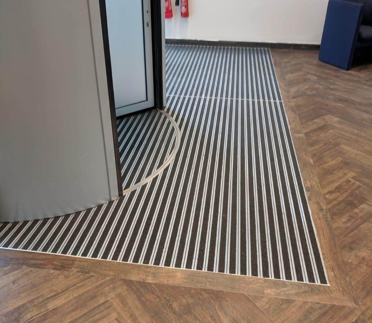 MatWorksES's tweet image. Frameworks 12 was selected for an office building entrance at Princes Dock in Liverpool. 

Read more here: paragon-carpets.co.uk/case-study/pri…

#EntranceMatting #OfficeEntrance #Matting #PrimaryMatting #CommercialFlooring