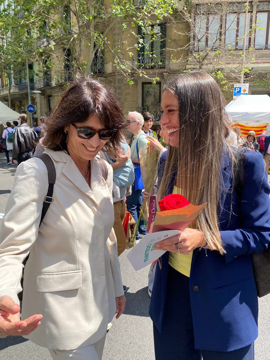 Dia de llibres i cultura, d’amor i d’ amistat! Un regal viure #SantJordi2025 en tan bona companyia! 😍<a href="/miriamnoguerasM/">Miriam Nogueras 🎗</a> <a href="/lalidieta/">@LaLidieta 🎗🌈</a> <a href="/Adelagenis/">Adela Genís</a> 🐲🌹🐲🌹