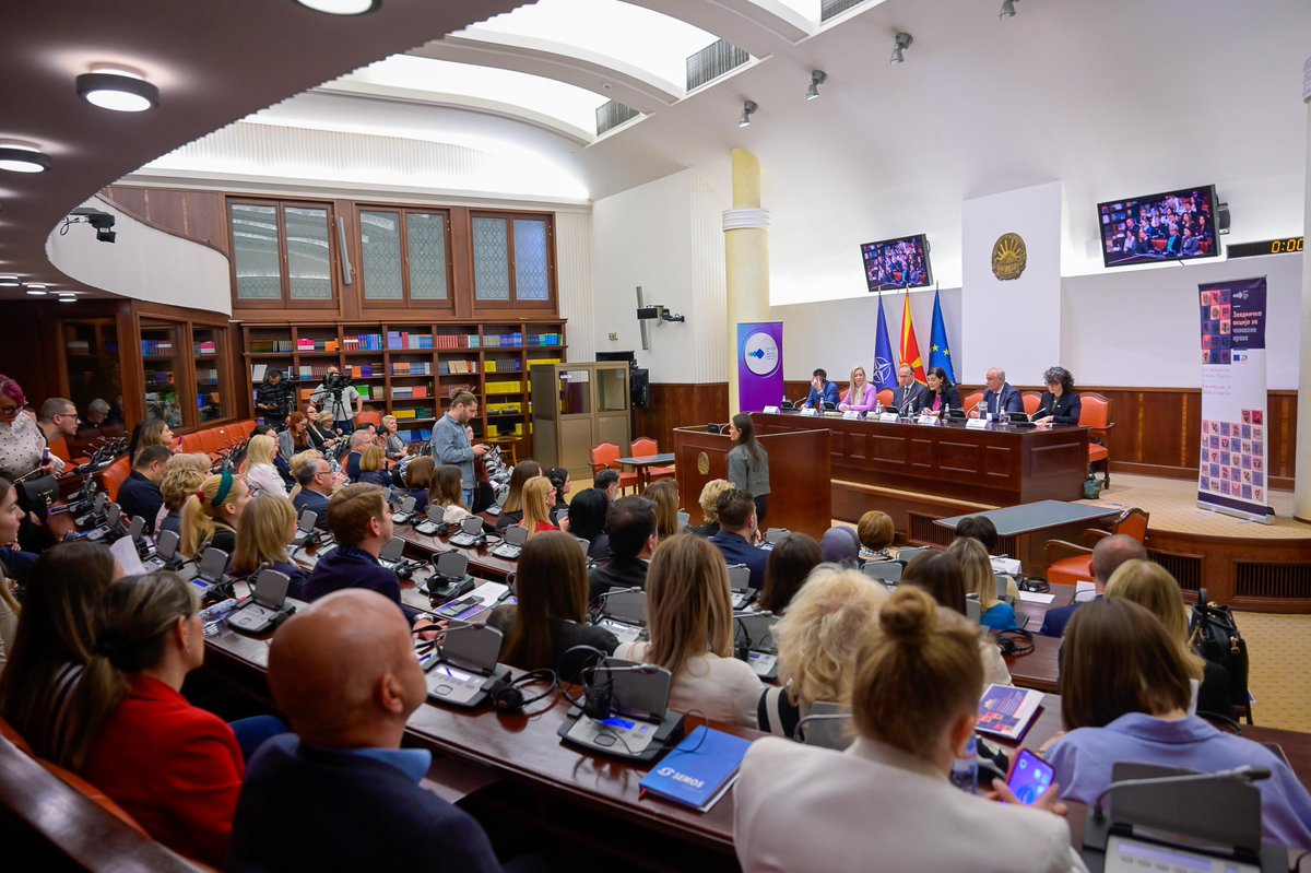 🔗Конференција за значењето на парламентарниот надзор во промоција на човековите права👉
sobranie.mk/ns-newsarticle…

🔗Konferenca për rëndësinë e mbikëqyrjes parlamentare në promovimin e të drejtave të njeriut👉 sobranie.mk/ns-newsarticle…