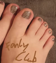 Es glitzert! ;) Vollständiges Bild sowie viele weitere, hochwertige Fußbilder gibt's auf fanly.club

#feet #toes #fußbild