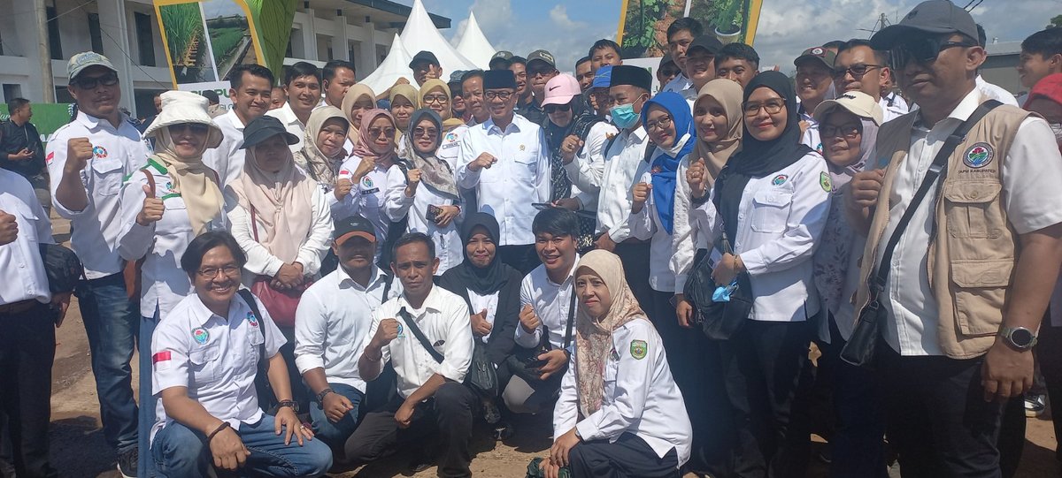 Sutiono_pgf's tweet photo. Terima Kasih Pak Menteri Desa sudah berkenan hadir di Desa Sungai Pinang Kecamatan Rambutan Kabupaten Banyuasin Provinsi Sumatera Selatanl..
#terimakasihpakyandrisusanto
@Prabowo
@Yandrisusanto27
@arizaPatria
@Taufikmadjid71
@AgustomiMasik
@Nursaid
@Kemendespdt https://t.co/BDrdud6Kpf