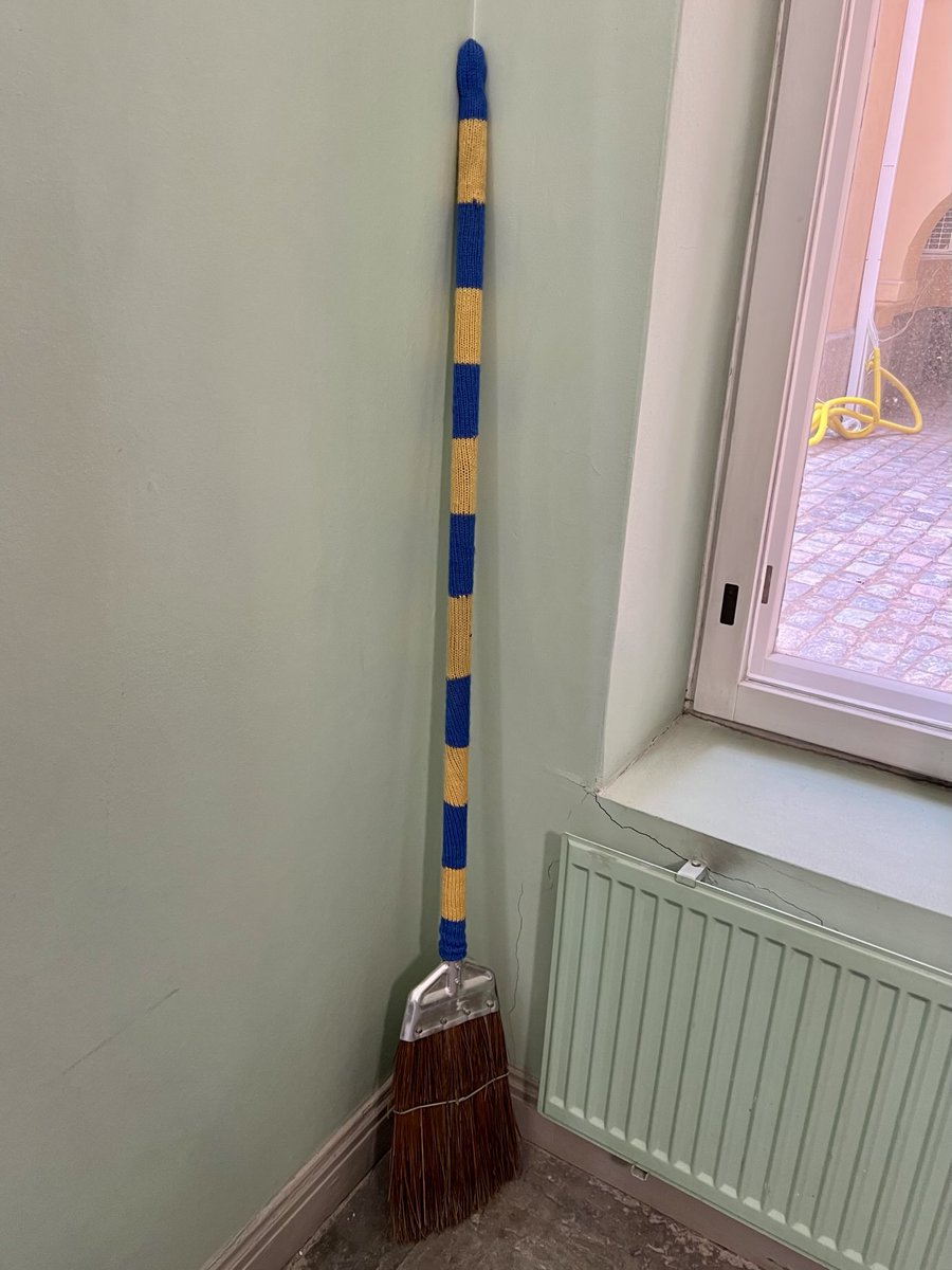 Pakko kuvata tämä yksityiskohta. Arvaat varmaan mistä lähetystöstä tämä löytyy? 😁