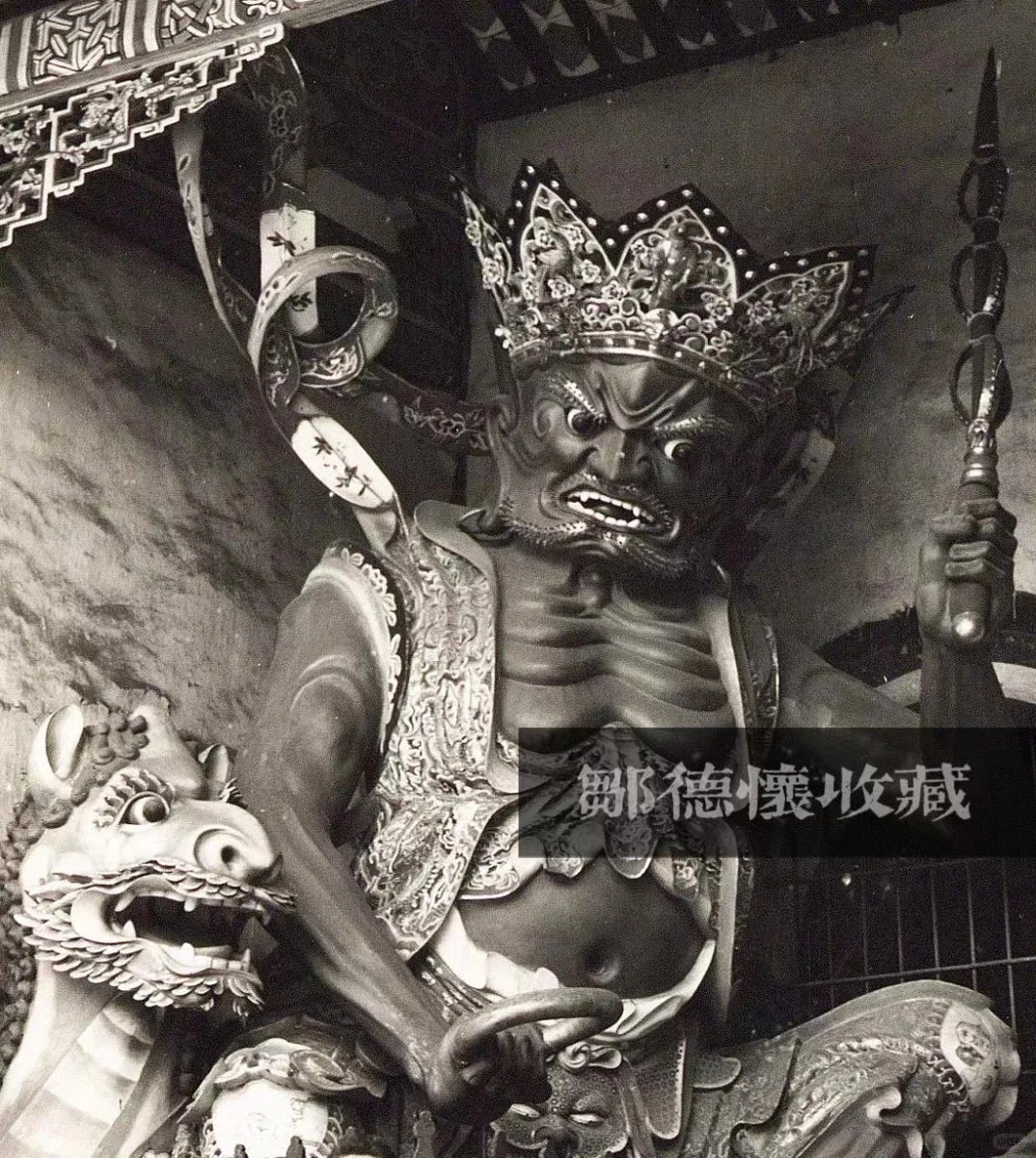 Amazing_Yunnan's tweet image. Around 1945, U.S. soldier Bob Nelson posed with a young Buddhist novice in front of the giant clay statues of Heng and Ha—the temple guardians—at Huating Temple in Kunming, Yunnan.
#FlyingTigers
#WWIIHistory #HuatingTemple #Kunming #ChinaUSFriendship