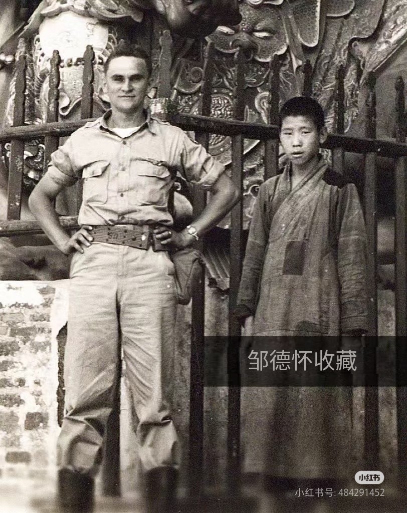 Amazing_Yunnan's tweet image. Around 1945, U.S. soldier Bob Nelson posed with a young Buddhist novice in front of the giant clay statues of Heng and Ha—the temple guardians—at Huating Temple in Kunming, Yunnan.
#FlyingTigers
#WWIIHistory #HuatingTemple #Kunming #ChinaUSFriendship