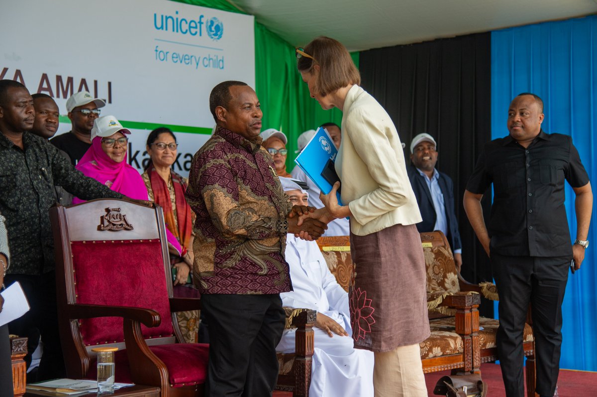 UNICEFTanzania's tweet image. ✅ 216 schools to be engaged
✅ 100,000 tons of food to be produced
✅ 120,000 tons of waste to be recycled
✅ 300,000 trees to be planted
A greener tomorrow starts today! Thanks to a partnership between @wemazanzibar, @EAA_Foundation & @UNICEFTanzania, adolescents and young…