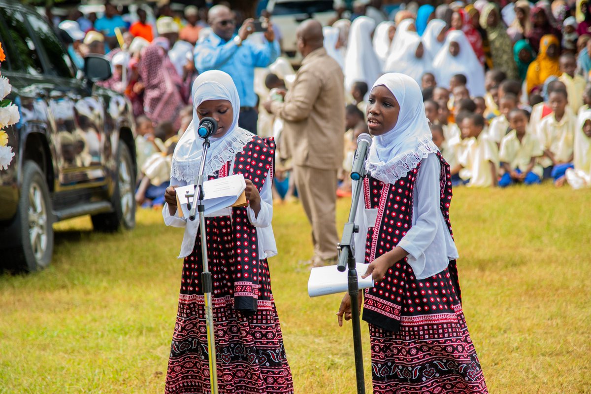 UNICEFTanzania's tweet image. ✅ 216 schools to be engaged
✅ 100,000 tons of food to be produced
✅ 120,000 tons of waste to be recycled
✅ 300,000 trees to be planted
A greener tomorrow starts today! Thanks to a partnership between @wemazanzibar, @EAA_Foundation & @UNICEFTanzania, adolescents and young…