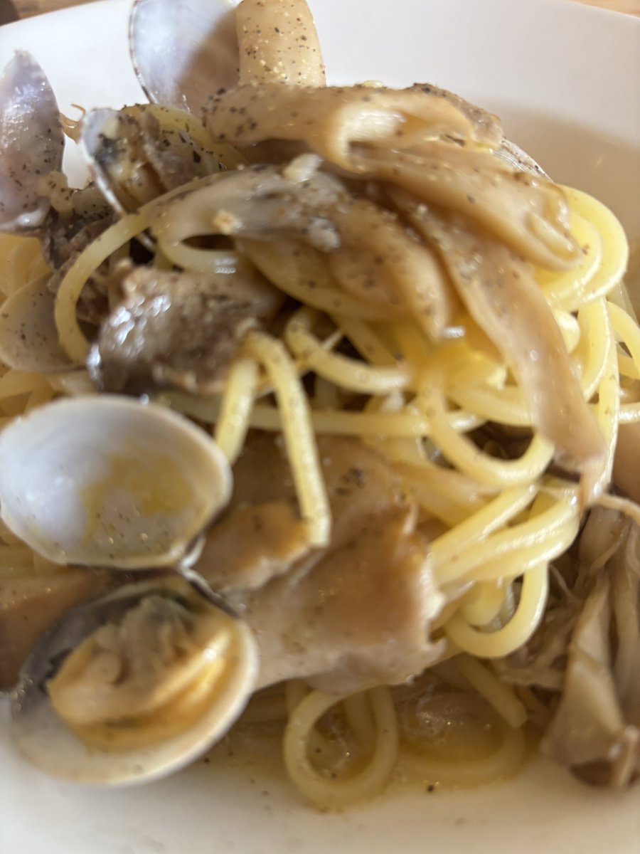 tamakoma2024's tweet image. 雨の日は小さいお店も空いていて入りやすいかも…と目論んで #PASTON に行ってきました🤭狙い通りすぐ入れた。あさりとキノコのパスタもとてもおいしかったです🍝💕

#調布グルメ