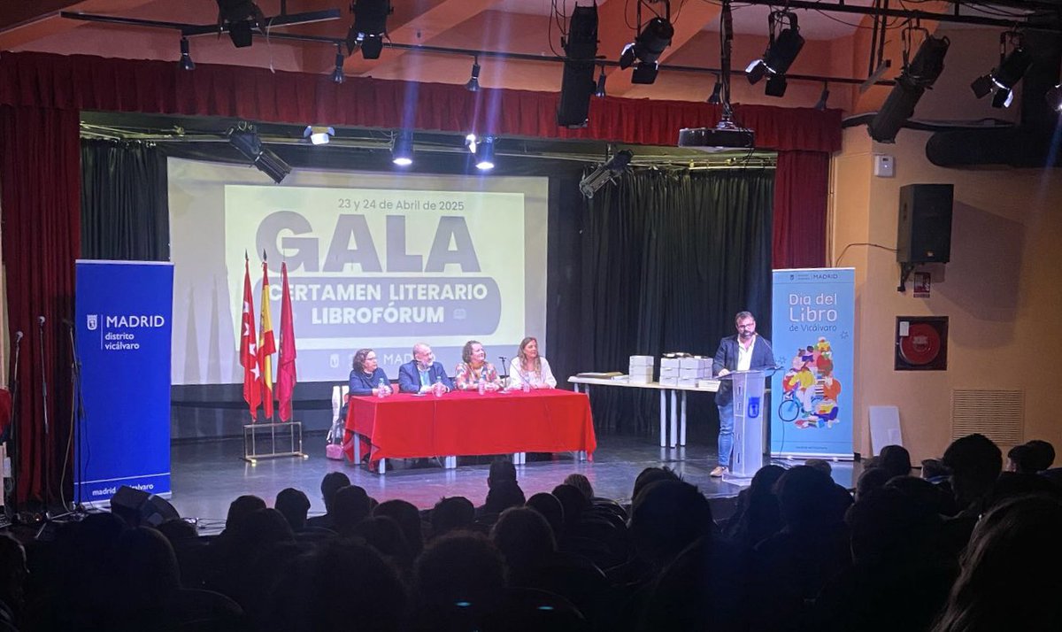ijoaquinrodrigo's tweet photo. ¡Comenzamos un día tan especial como el #DíaDelLibro con la celebración esta mañana de la gala del #CertamenLiterario #Libroforum! ¡Y dos de nuestras alumnas de #2ESO han resultado premiadas! ¡Enhorabuena! #40Aniversario #CrecerParaContarlo #joaquinrodriguismo https://t.co/nEUlItKpDm
