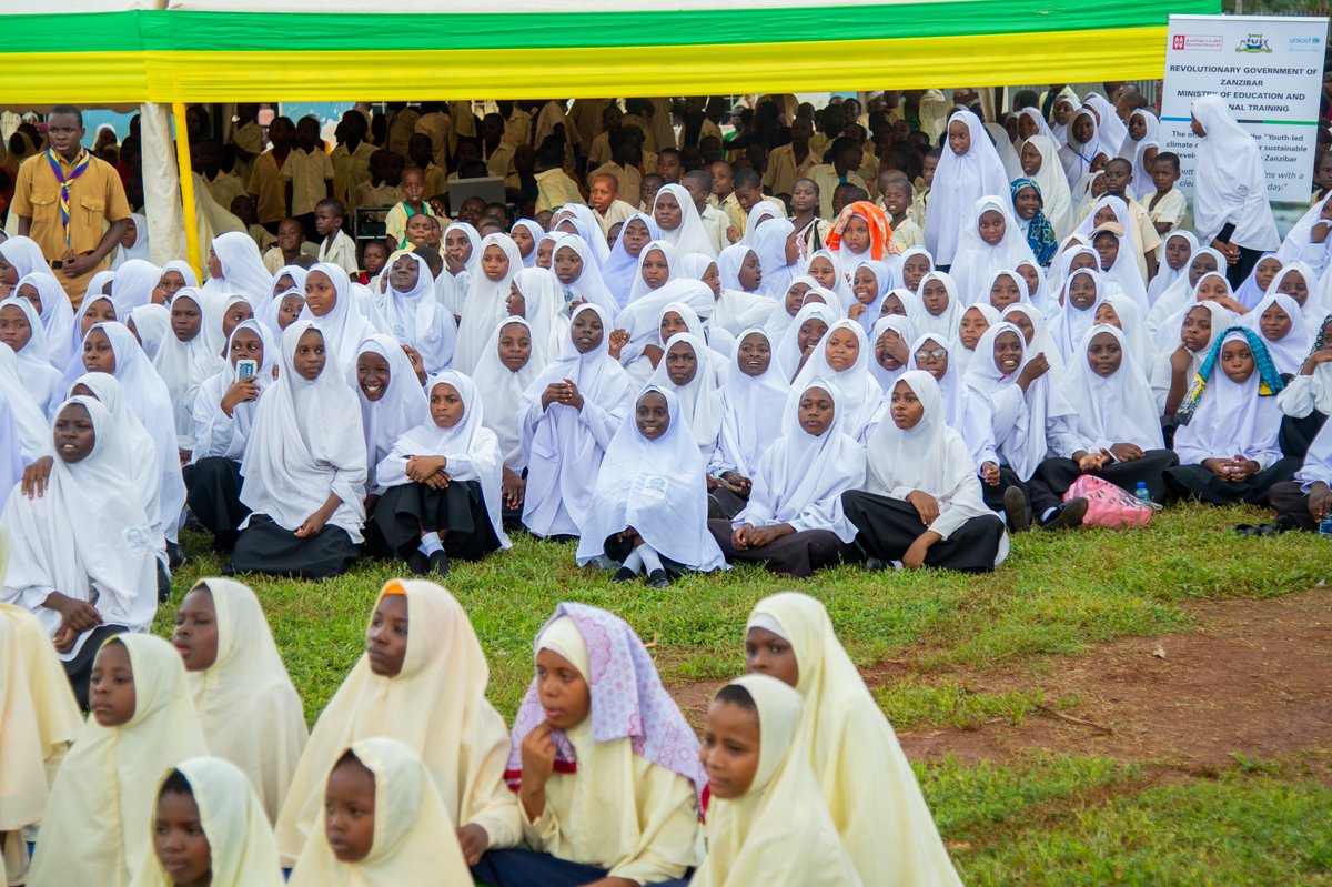 UNICEFTanzania's tweet image. ✅ 216 schools to be engaged
✅ 100,000 tons of food to be produced
✅ 120,000 tons of waste to be recycled
✅ 300,000 trees to be planted
A greener tomorrow starts today! Thanks to a partnership between @wemazanzibar, @EAA_Foundation & @UNICEFTanzania, adolescents and young…