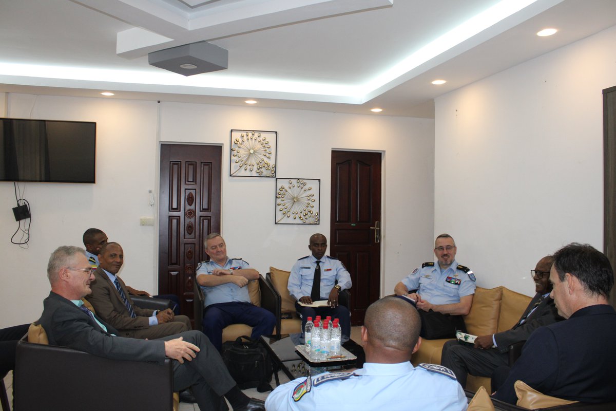 🔵Mardi 22 avril 2025, dans l'après-midi, le Ministre de l’Intérieur, Mohamed Ahmed Assoumani, a reçu en audience une délégation conduite par le Général de gendarmerie Jean-François MOREL, en mission officielle aux Comores du 21 au 25 avril 2025 pour une collaboration.