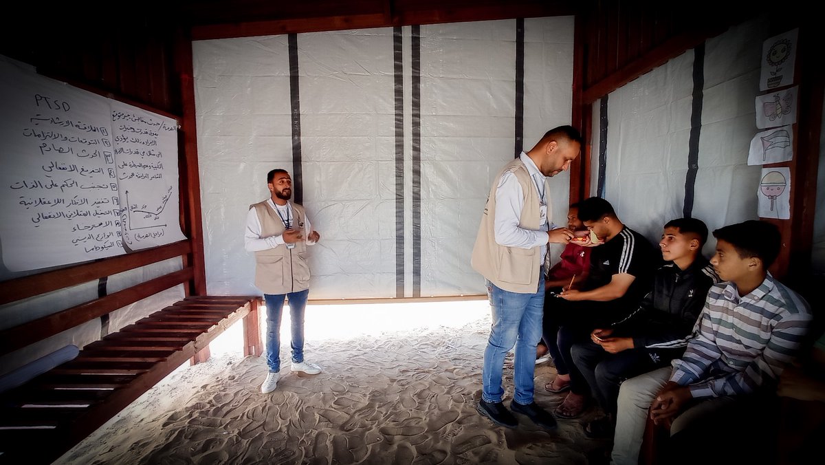 نفّذ أخصائيّو جمعية الثقافة والفكر الحر جلسات إسعاف نفسي أولي ودعم نفسي سريع، بشكل جماعي وفردي، للرجال والفتيان في مركز الإيواء "كرامة وأمان" التابع للجمعية الثقافة والفكر الحر ، ضمن  استجابة طارئة وسريعة عقب الاستهداف الغاشم الذي وقع بالقرب من بوابة الايواء .