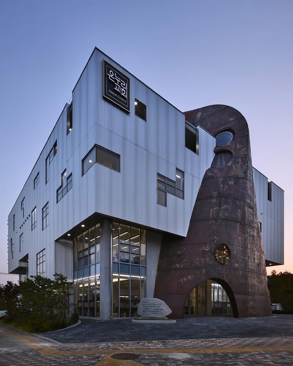 parametricarch's tweet image. YeongJong Do Onnuri Church, designed by Shinslab Architecture, was inspired by the biblical Noah’s Ark and the practical concept of upcycling dismantled ship hulls in Jung-gu, South Korea.

The building features a pointed bow that reaches up towards the sky, serving as a striking…
