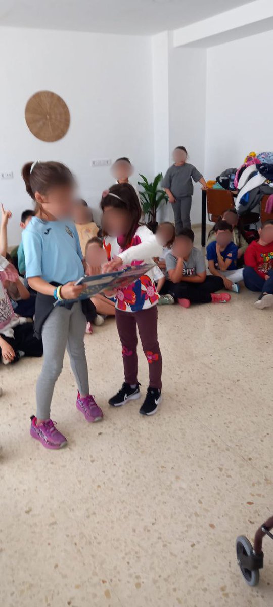 Hoy también hemos celebrado el #DíadelLibro en la Residencia de Mayores "El Prado" junto con el alumnado de <a href="/CooperativaSta/">Cooperativa Sta E</a>, ha sido un encuentro intergeneracional muy divertido: el alumnado ha leído adivinanzas y han comentado libros como los que se ven en nuestra maleta viajera