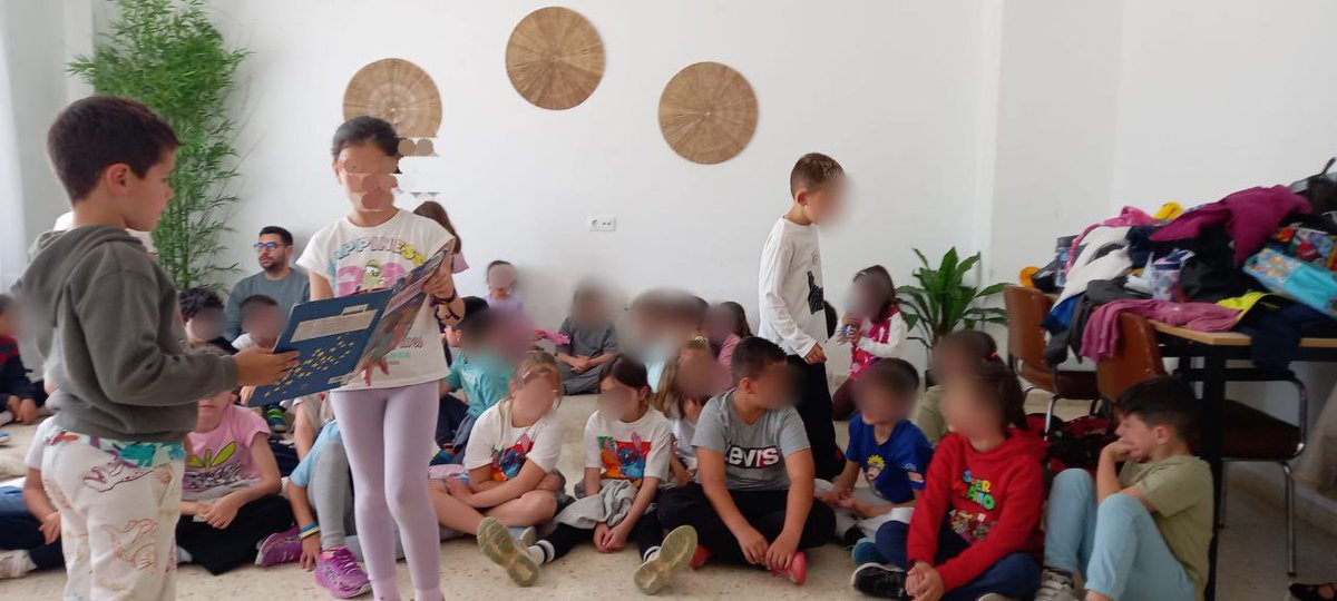BiblioMerida's tweet photo. Hoy también hemos celebrado el #DíadelLibro en la Residencia de Mayores "El Prado" junto con el alumnado de @CooperativaSta, ha sido un encuentro intergeneracional muy divertido: el alumnado ha leído adivinanzas y han comentado libros como los que se ven en nuestra maleta viajera https://t.co/vZQ7zVCBfp