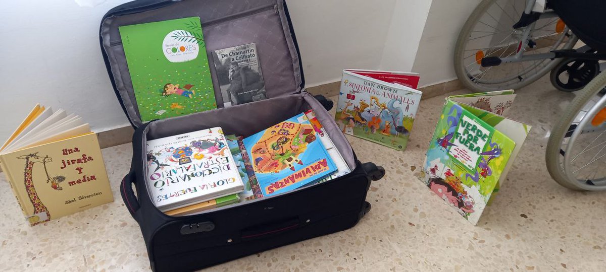 BiblioMerida's tweet photo. Hoy también hemos celebrado el #DíadelLibro en la Residencia de Mayores "El Prado" junto con el alumnado de @CooperativaSta, ha sido un encuentro intergeneracional muy divertido: el alumnado ha leído adivinanzas y han comentado libros como los que se ven en nuestra maleta viajera https://t.co/vZQ7zVCBfp