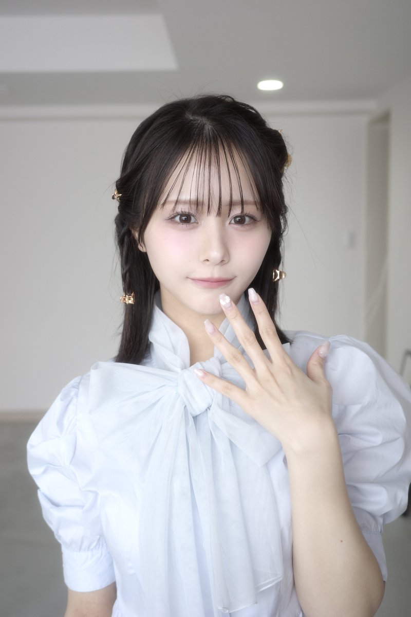 ノイミー 尾木波菜 直筆 サイン入りA4パネル アンチコンフィチュール