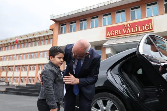 agriibrahimcec1's tweet photo. "Geleceğe Umutla Bakan Gözlerde, Türkiye’ninYarınlarıVar" ValimizSayın Mustafa KOÇ, 23 Nisan Ulusal Egemenlik ve ÇocukBayramıdolayısıyla,Makam koltuğunu 1.  sınıf öğrencimiz Muhammed Yiğit DEMİR'e devretti. @demirmehmet73 @hasan_kokrek @ishak_hasanoglu @AgriValilik @ErSinPoLaT_ https://t.co/CI7Ikbdh6U