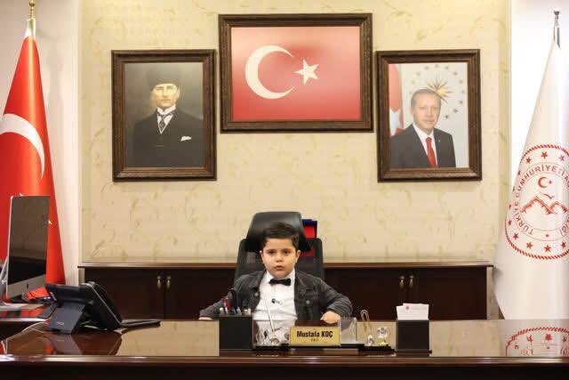 agriibrahimcec1's tweet photo. "Geleceğe Umutla Bakan Gözlerde, Türkiye’ninYarınlarıVar" ValimizSayın Mustafa KOÇ, 23 Nisan Ulusal Egemenlik ve ÇocukBayramıdolayısıyla,Makam koltuğunu 1.  sınıf öğrencimiz Muhammed Yiğit DEMİR'e devretti. @demirmehmet73 @hasan_kokrek @ishak_hasanoglu @AgriValilik @ErSinPoLaT_ https://t.co/CI7Ikbdh6U