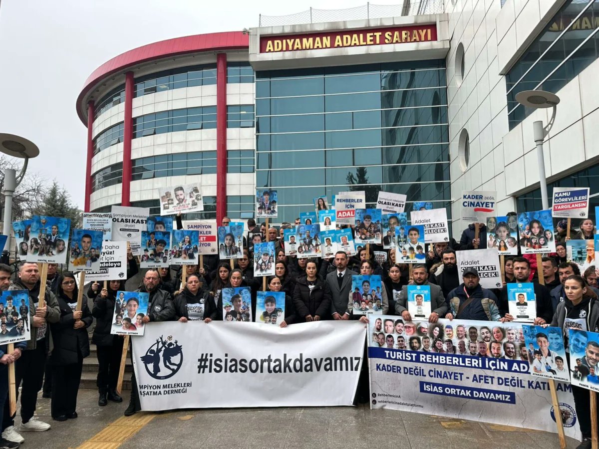 Bugün maalesef ailelerimizle birlikte olmak mümkün olmadı.
Hem 23 Nisan hem de maalesef deprem. Koca yürekli insanlarımızın yükleri yine çok ağır. Kalbim de, aklım da orada, onlarla.
Çocuklarımız için adalet tecelli edene kadar hep yanlarında olacağız. #isiasortakdavamız